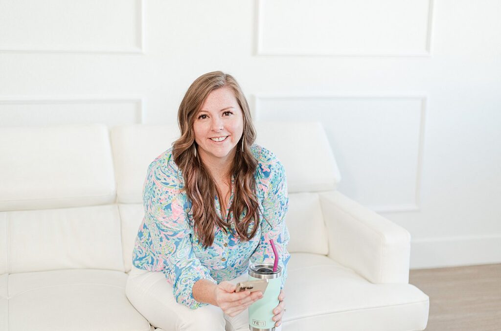 Melissa with Picture Perfect Rankings sits on a coach sharing how she uses AI in her business